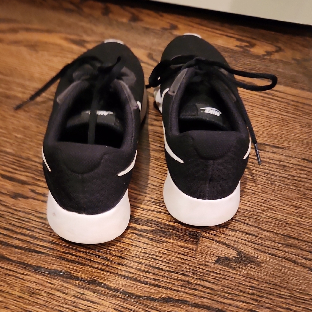 Nike Tanjun Black and White Athletic Shoes - Picture 6 of 9